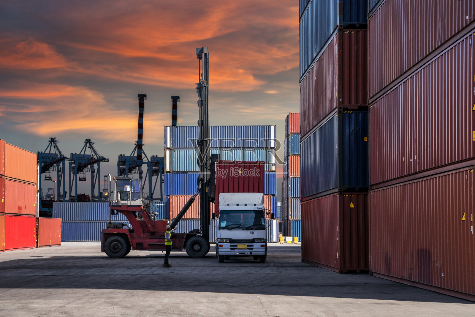 工頭控制裝卸集裝箱箱到卡車(chē)為物流進(jìn)出口背景,業(yè)務(wù)物流概念,進(jìn)出口概念照片攝影